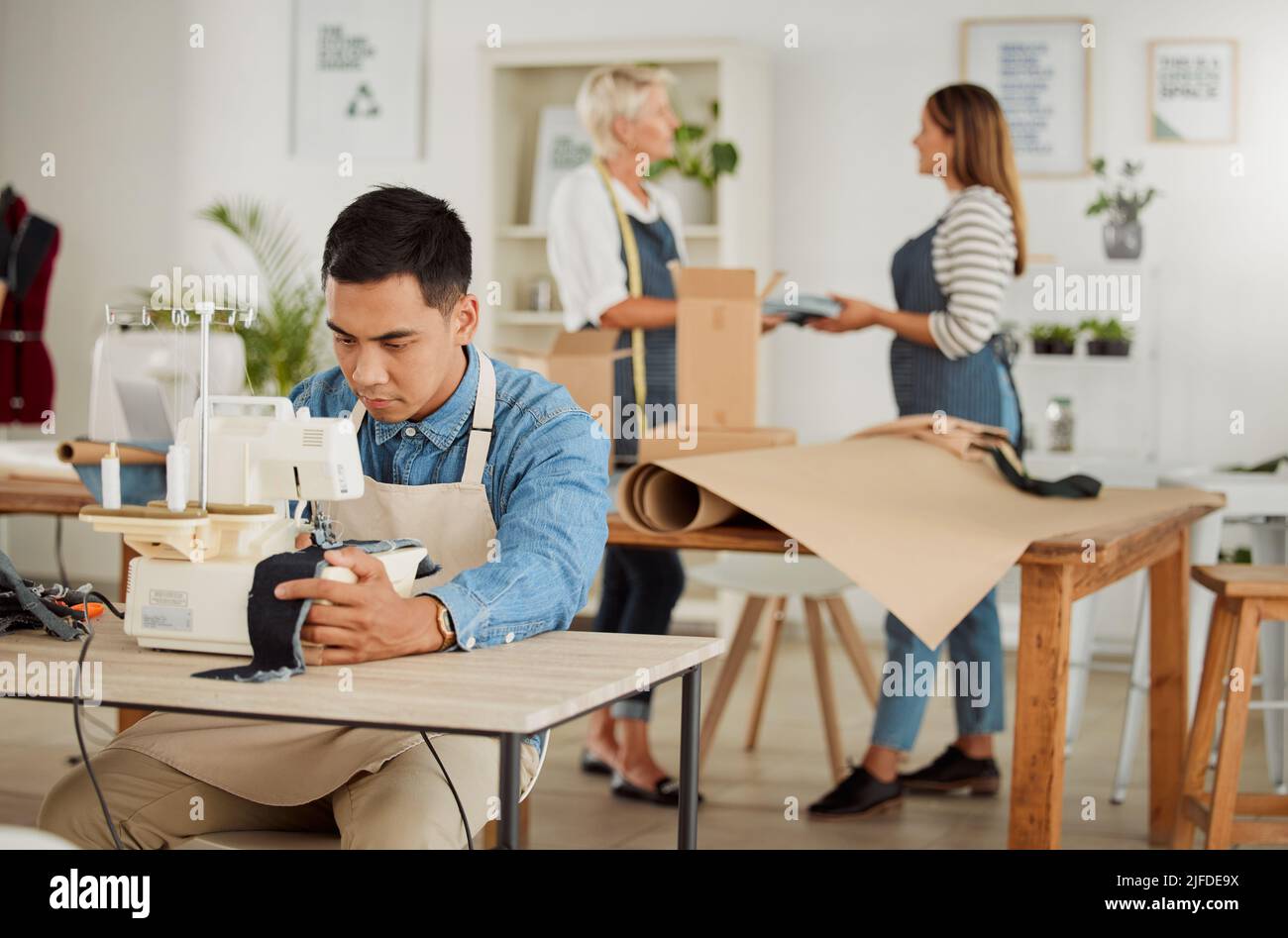 Verpackung, Versand und Logistik an einem modernen Arbeitsplatz. Boxen werden für den Versand vorbereitet Stockfoto