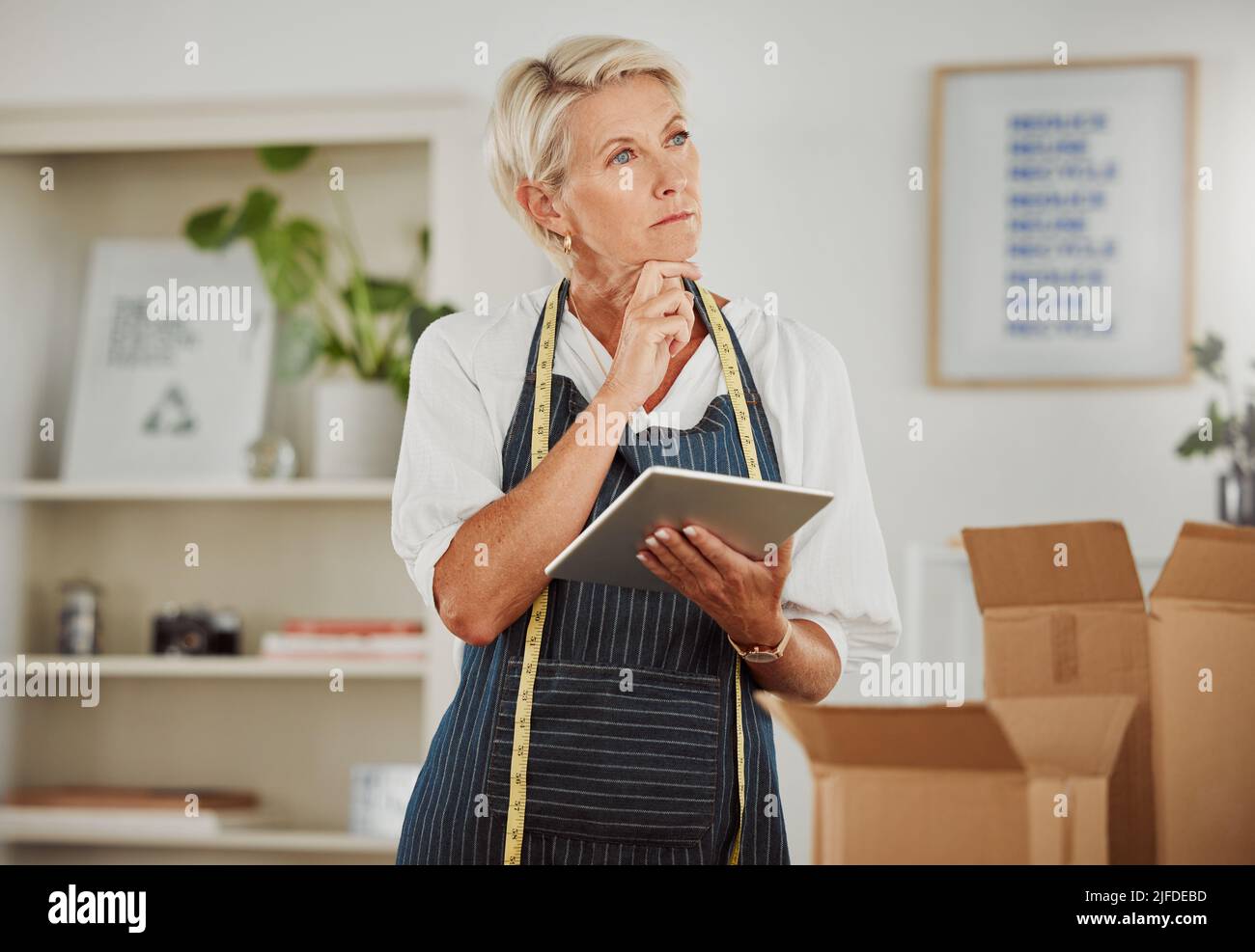 Verpackung, Versand und Logistik an einem modernen Arbeitsplatz. Boxen werden für den Versand vorbereitet Stockfoto