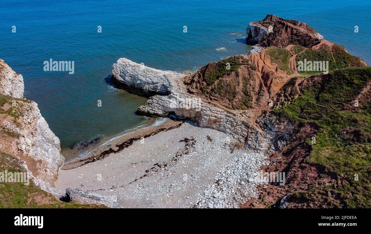 Luftaufnahme der Klippen von Thornwick Bay bei Flamborough Head in Yorkshire an der Nordostküste Englands. Stockfoto Luftaufnahme der Klippen von Thornwick Bay bei Flamborough Head in Yorkshire an der Nordostküste Englands. Stockfoto