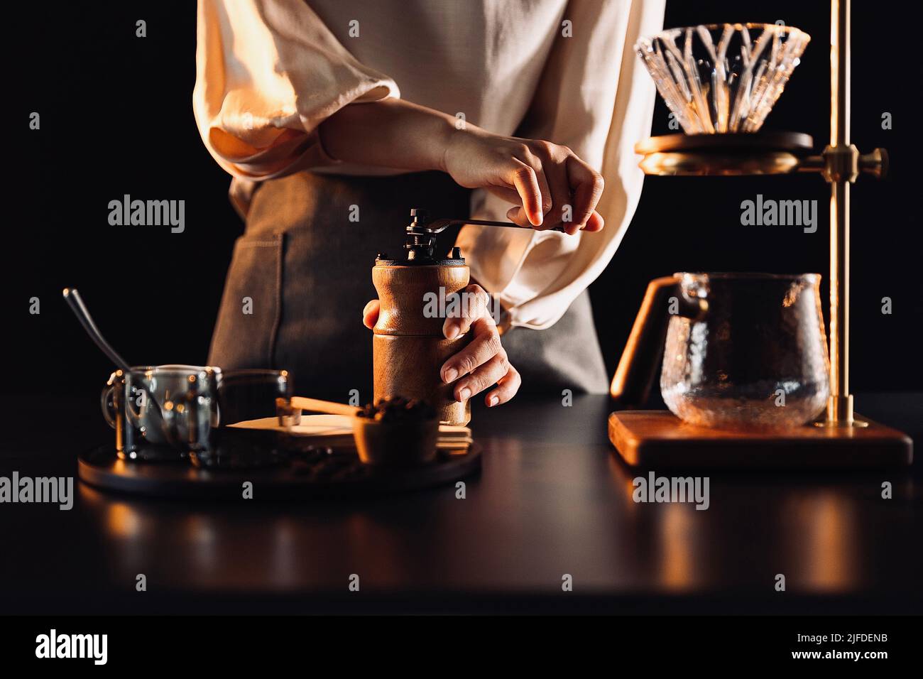 Kaffeebohnen mahlen, Barista macht handgemachten, handgemachten Kaffee - Stockfoto Stockfoto