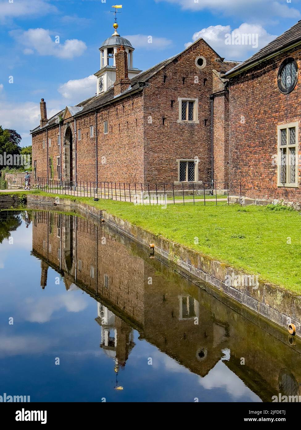 Die Stallungen und die Kutschenhalle in Dunham Massey im Großraum Manchester, in der Nähe von Altrincham im Nordwesten Englands. Stockfoto