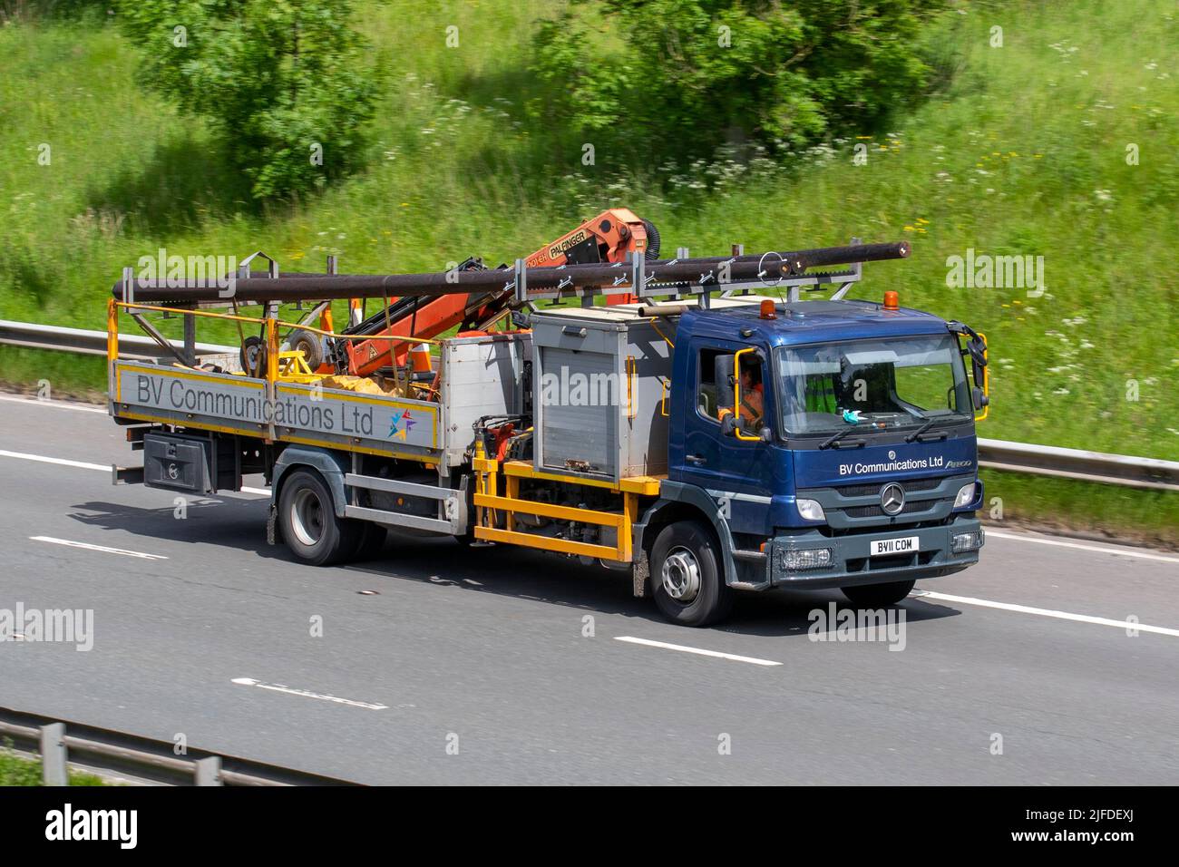 BV COMMUNICATIONS, 2012 MERCEDES BENZ Atego blue HCV 6370cc Diesel Truck, mit PALFINGER HIAB; Fahren auf der Autobahn M6, Manchester, Großbritannien Stockfoto