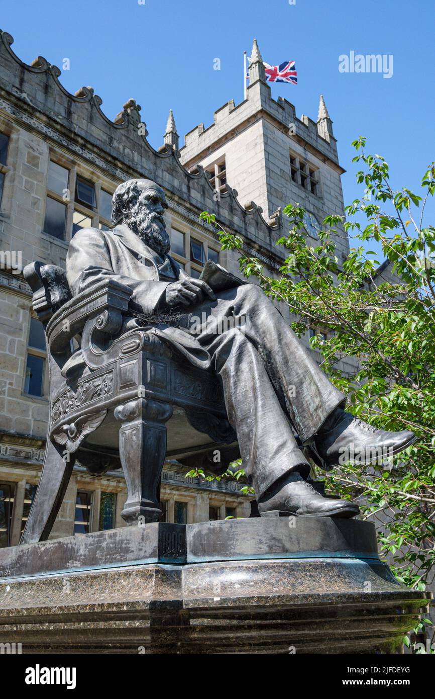 Statue von Charles Darwin vor der Bibliothek, Shrewsbury, Shropshire Stockfoto