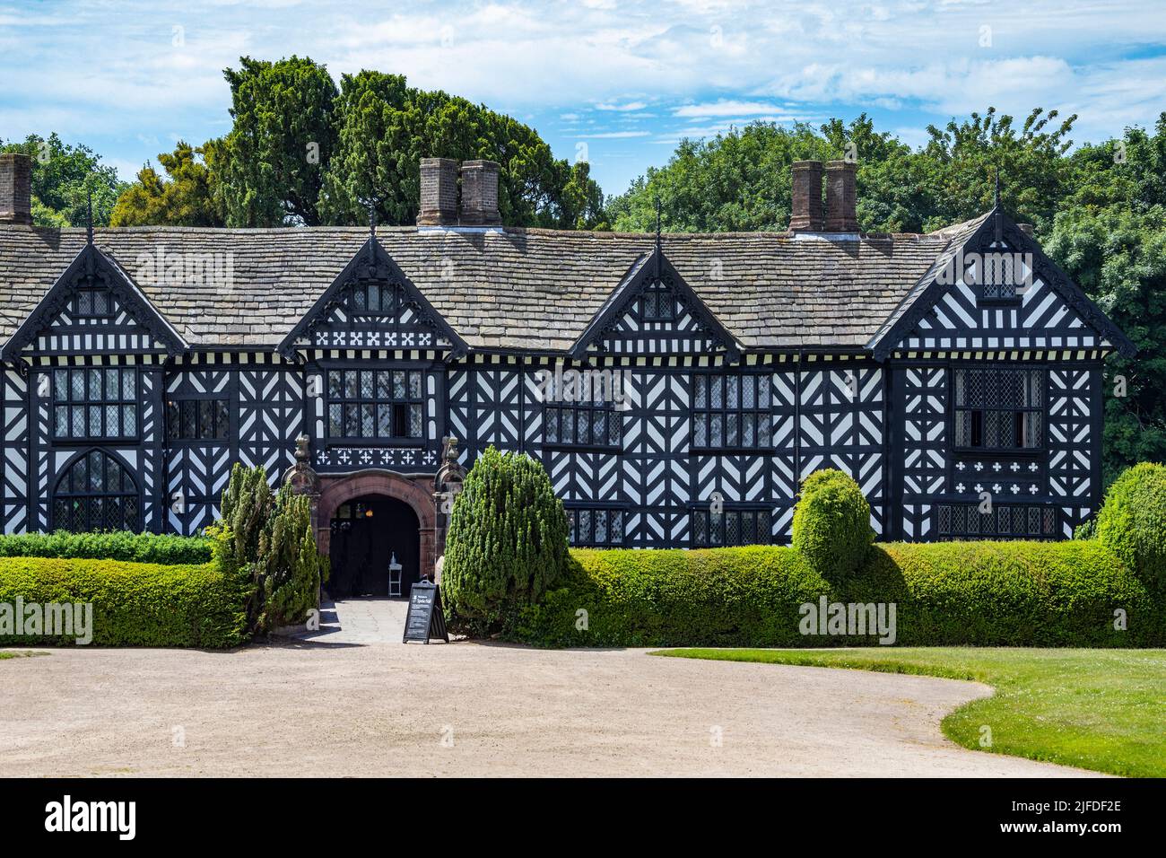 Speke Hall, ein holzgerahmtes Tudor-Herrenhaus in Speke, Liverpool, im Nordwesten Englands. Es ist eines der schönsten erhaltenen Beispiele dafür Stockfoto Speke Hall, ein holzgerahmtes Tudor-Herrenhaus in Speke, Liverpool, im Nordwesten Englands. Es ist eines der schönsten erhaltenen Beispiele dafür Stockfoto