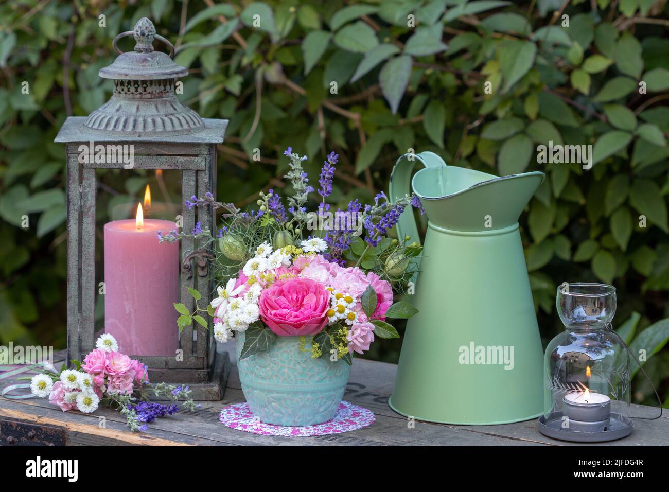 Arrangement mit Blumenstrauß und Vintage Laterne Stockfoto