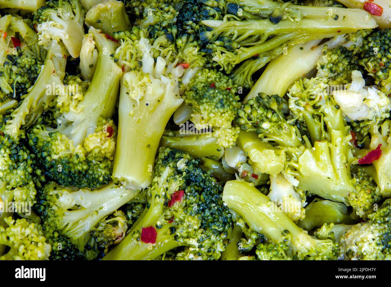 Gebratenen Brokkoli mit Chili und knusprigem Knoblauch umrühren Stockfoto