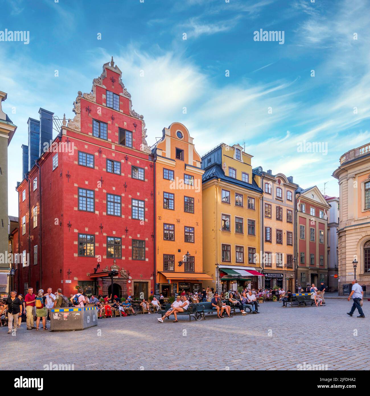 Stockholm, Schweden - 26 2022. Juni: Stortorget, der große Platz, in Gamla Stan, Altstadt, mit traditionellen bunten alten Gebäuden an einem Sommertag mit Touristen und Einheimischen, die in Cafés spazieren gehen und sitzen Stockfoto