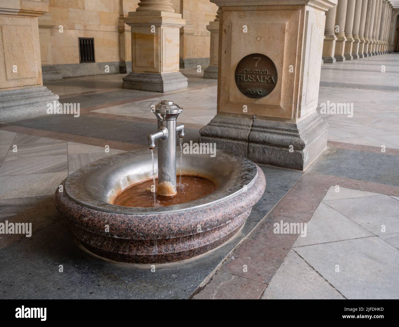 Felsquelle oder Pramen Rusalka in der Mühlenkolonnade in Karlsbad oder Karlovy Vary, Tschechische Republik Stockfoto