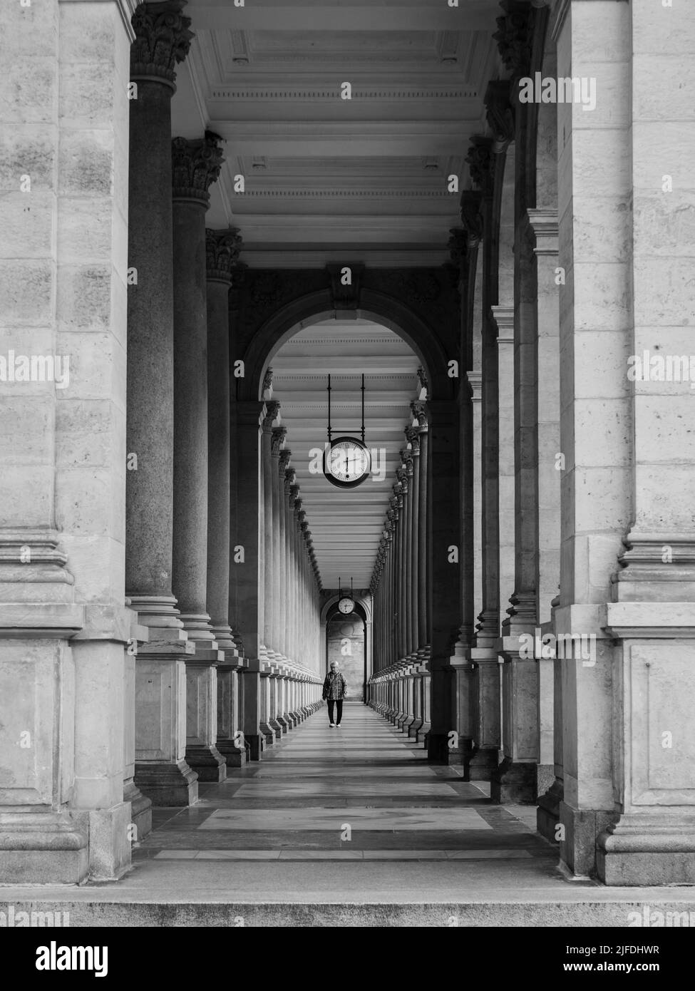 Karlovy Vary, Böhmen, Tschechische Republik - Mai 27 2022: Korridor am Portikus der Mühlenkolonnade oder Mlynska Kolonada. Stockfoto