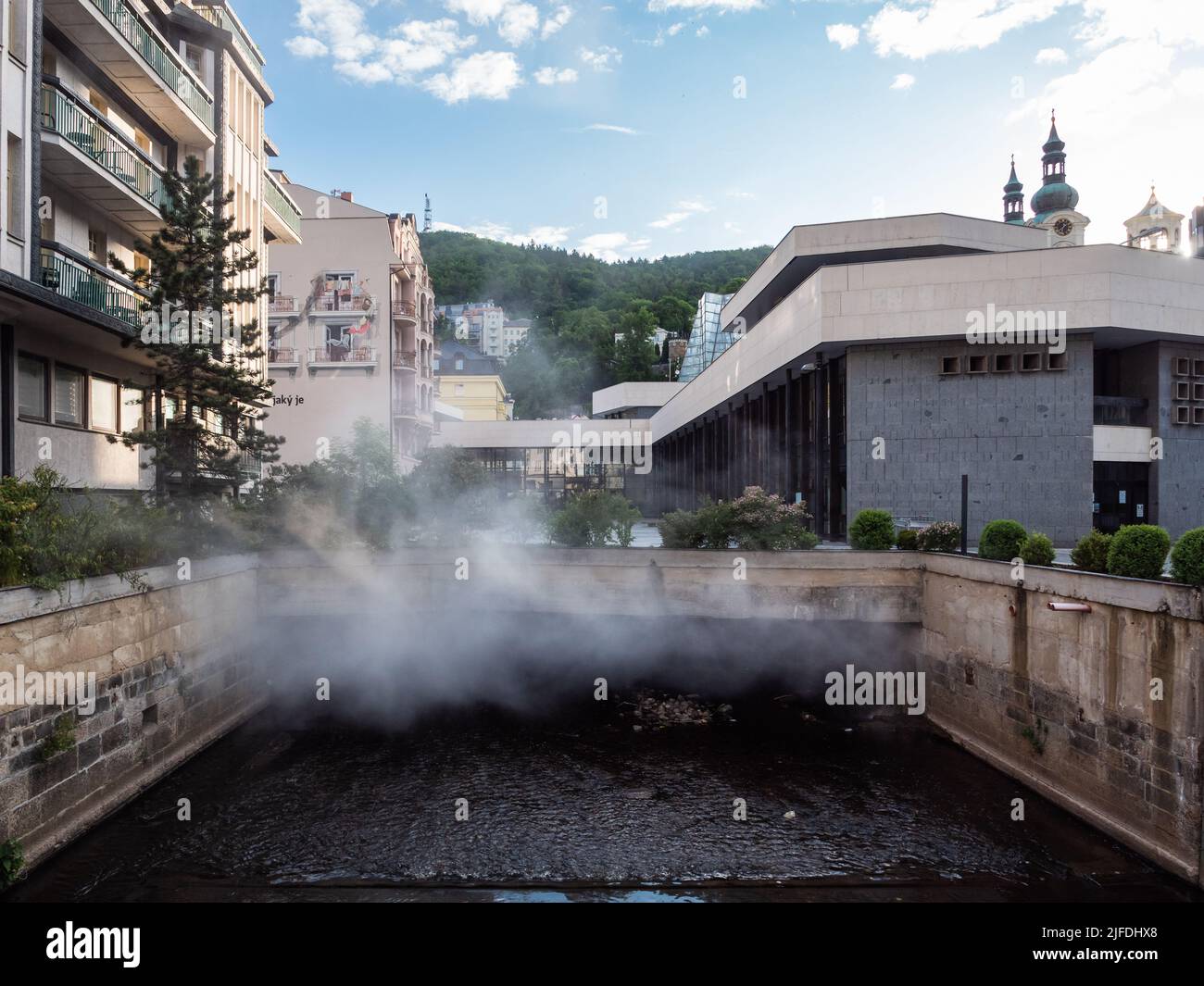 Karlovy Vary, Bohemia, Tschechische Republik - Mai 27 2022: Kolonnade des Flusses Tepla und der heißen Quellen oder Vridelni Kolonada in Karlsbad. Stockfoto