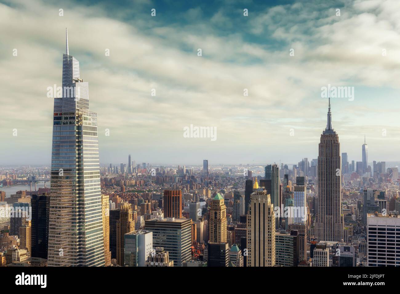 Skyline von Manhattan bei Sonnenuntergang. Wolkenkratzer in New York City im Stadtzentrum von New York, USA. Stockfoto