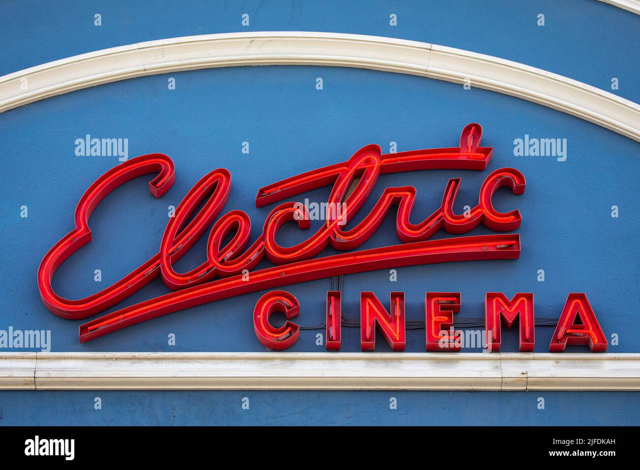 London, Großbritannien - 5. 2022. Mai: Ein Schild an der Außenseite des Electric Cinema, das sich an der Portobello Road im Stadtteil Notting Hill in London, Großbritannien, befindet. Es ist an Stockfoto