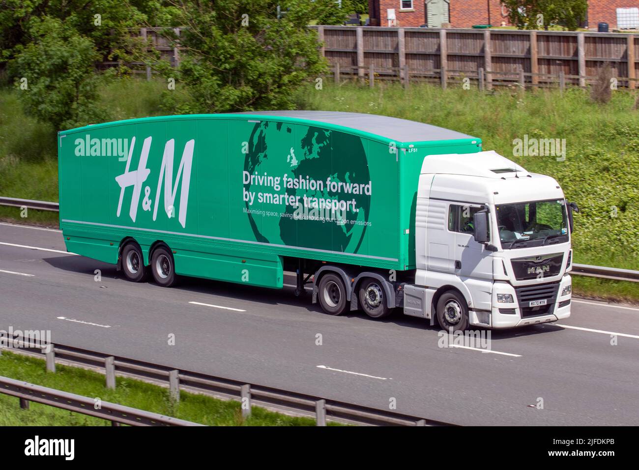 H&M Fashion, HM Fashion, 2020-MANN-Lieferfahrzeug, 12419cc weiße Traktoreinheit; Fahren auf der M6 Motorway, Manchester, Großbritannien Stockfoto