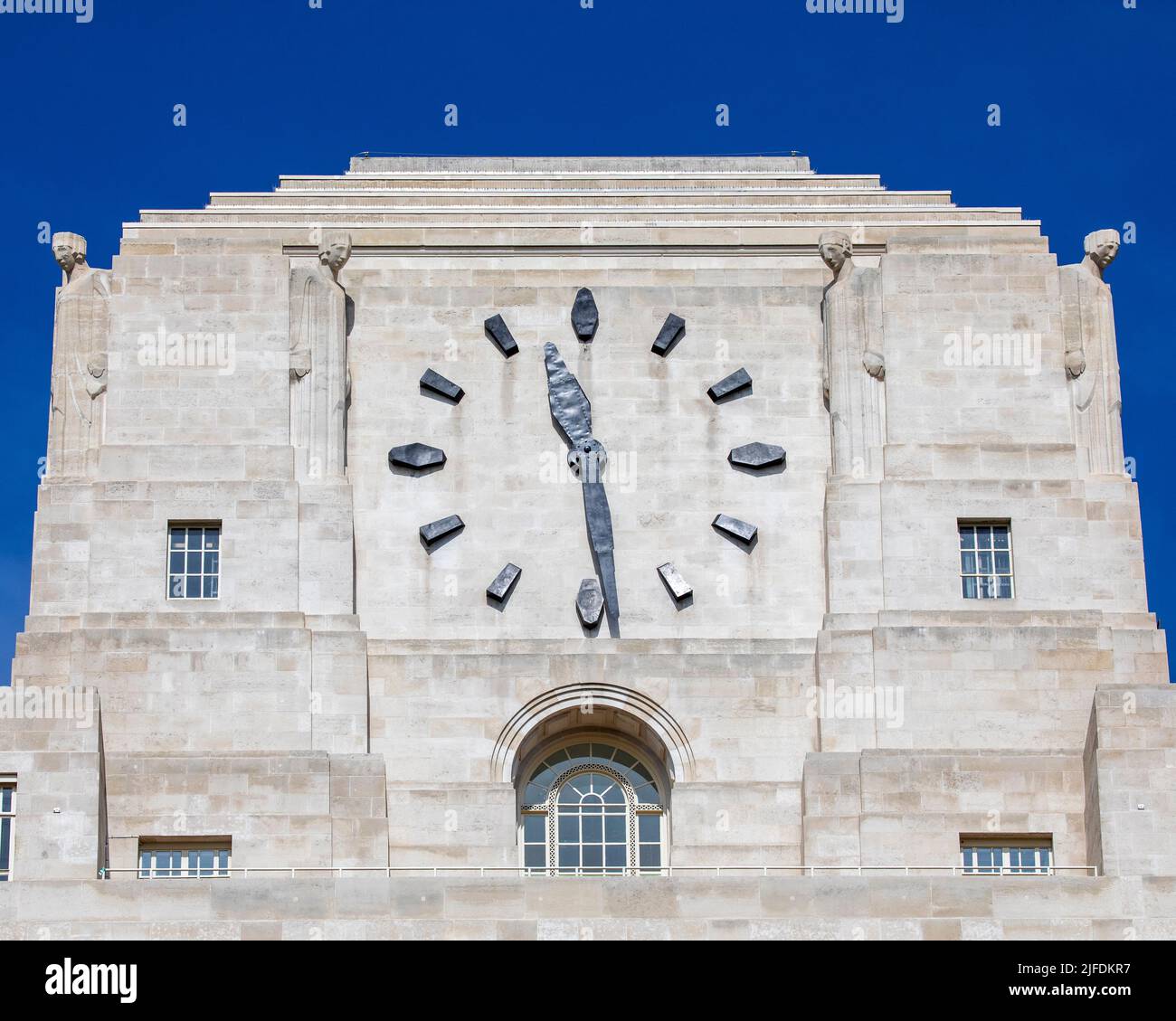 Nahaufnahme des Art-Deco-Ziffernbbands des Shell Mex House in London,  Großbritannien. Das Schwanzgesicht ist bekannt als das größte in  Großbritannien Stockfotografie - Alamy