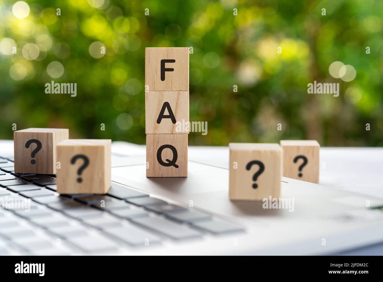 FAQ - Häufig gestellte Fragen auf Holzblöcken mit Fragezeichen stellen Stockfoto