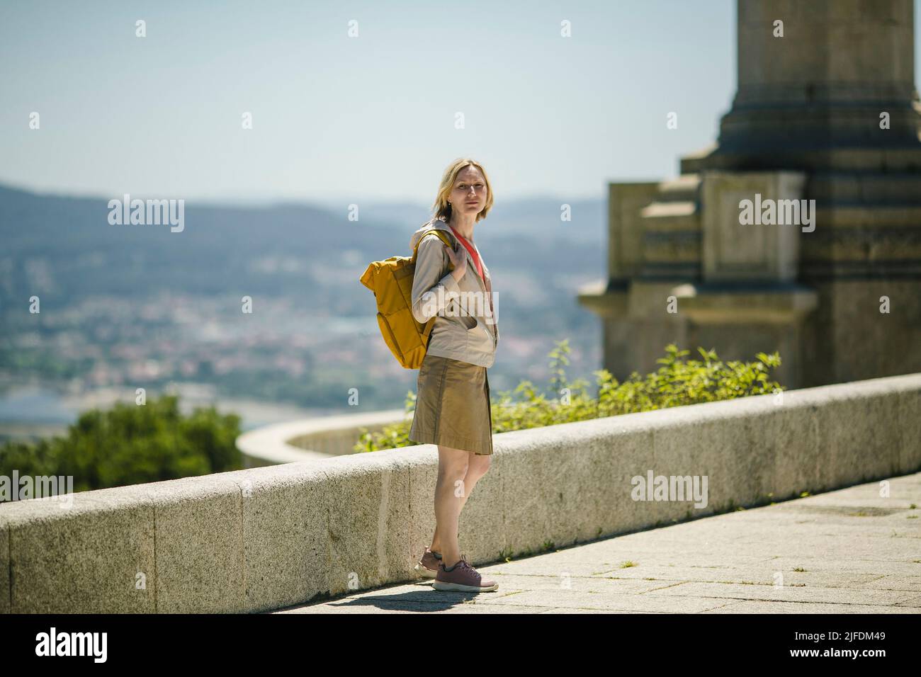 Eine Backpacker-Frau, die auf einem Aussichtspunkt steht. Stockfoto