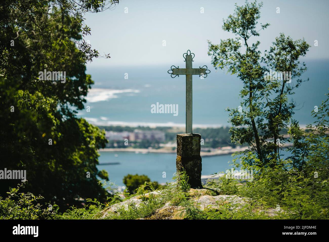 Überqueren Sie den Berg Santa Luzia Sanctuary in Viana do Castelo, Portugal. Stockfoto