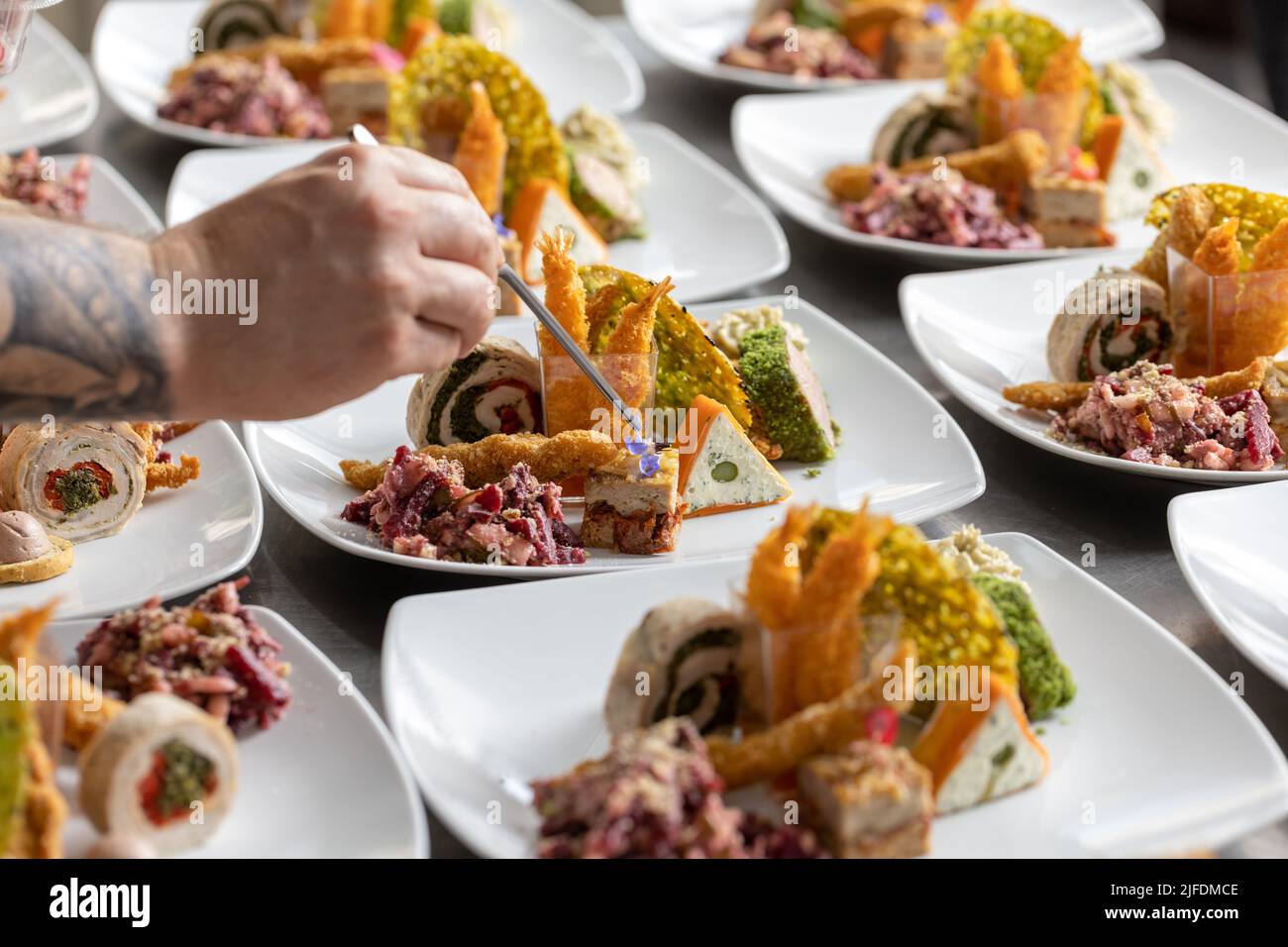 Koch dekoriert ein Gericht in der Küchentheke des Restaurants Stockfoto