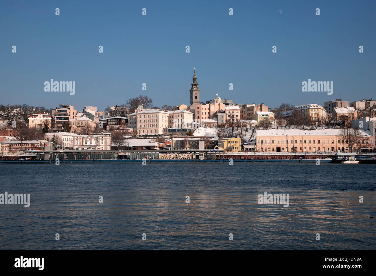 Serbien: Blick auf die Innenstadt von Belgrad von der anderen Seite des Flusses Sava Stockfoto