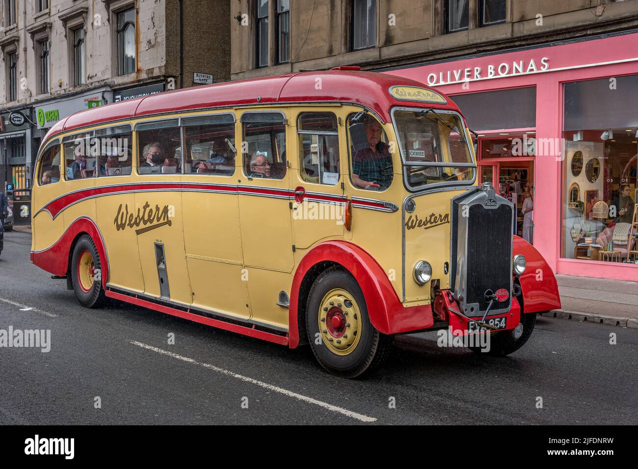 1950 Albion Valiant Eindecker-Halbbus in Western SMT-Lackierung, hier auf der Byres Road während des West End Festivals 2022 zu sehen Stockfoto