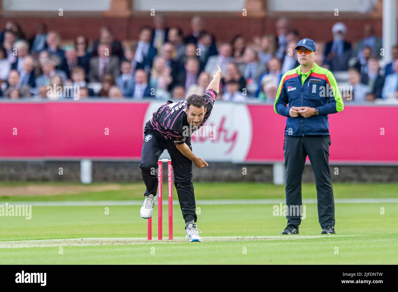 London, Großbritannien. 01. Juli 2022. Lewis Gregory von Somerset Cricket Club Kugeln während T20 Vitality Blast - Middlesex vs Somerset auf dem Lord's Cricket Ground am Freitag, 01. Juli 2022 in LONDON ENGLAND. Kredit: Taka G Wu/Alamy Live Nachrichten Stockfoto