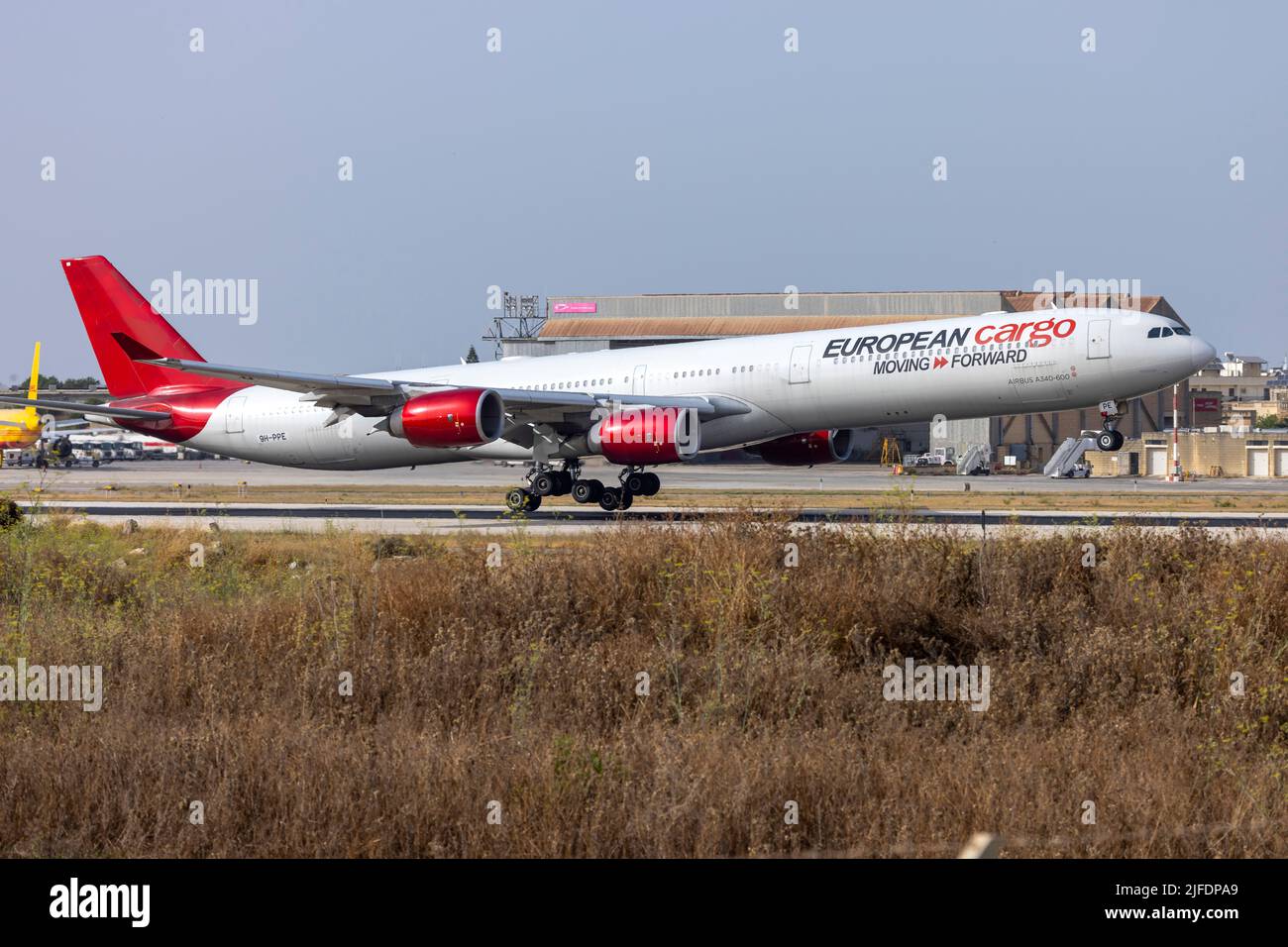 Maleth-Aero Airbus A340-642 (REG: 9H-PPE) auf der Kurzfinalbahn 13 aus Bournemouth, Großbritannien. Stockfoto