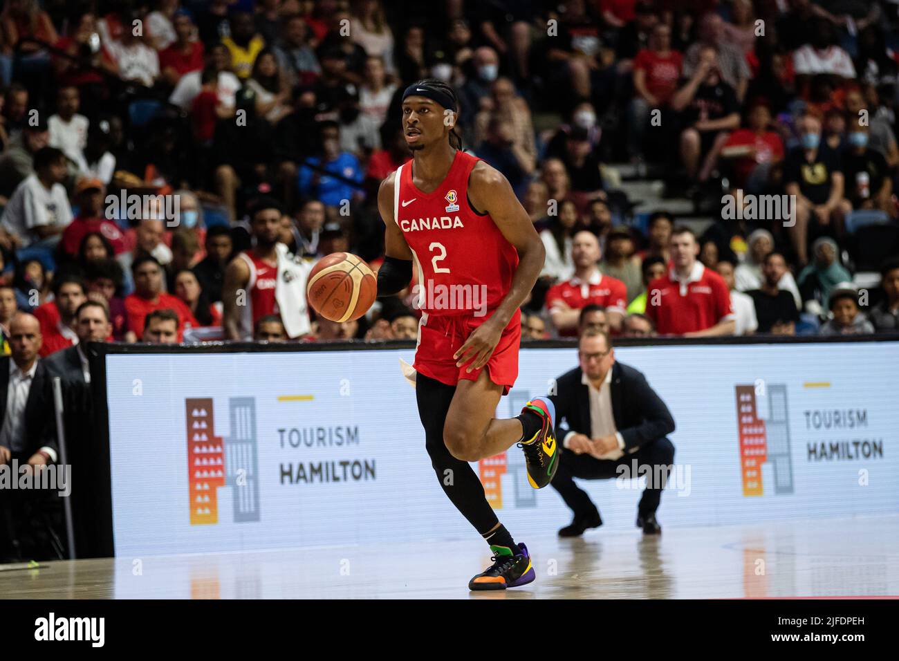 Hamilton, Kanada, 01. Juli 2022: Shai Gilgeous-Alexander vom Team Canada bringt den Ball während des Qualifikationsspiels der FIBA-Weltmeisterschaft (Fenster 3) gegen das Team Dominican Republic im First Ontario Centre in Hamilton, Kanada, auf den ersten Platz. Kanada gewann das Spiel mit der Punktzahl 95-75. Quelle: Phamai Techaphan/Alamy Live News Stockfoto