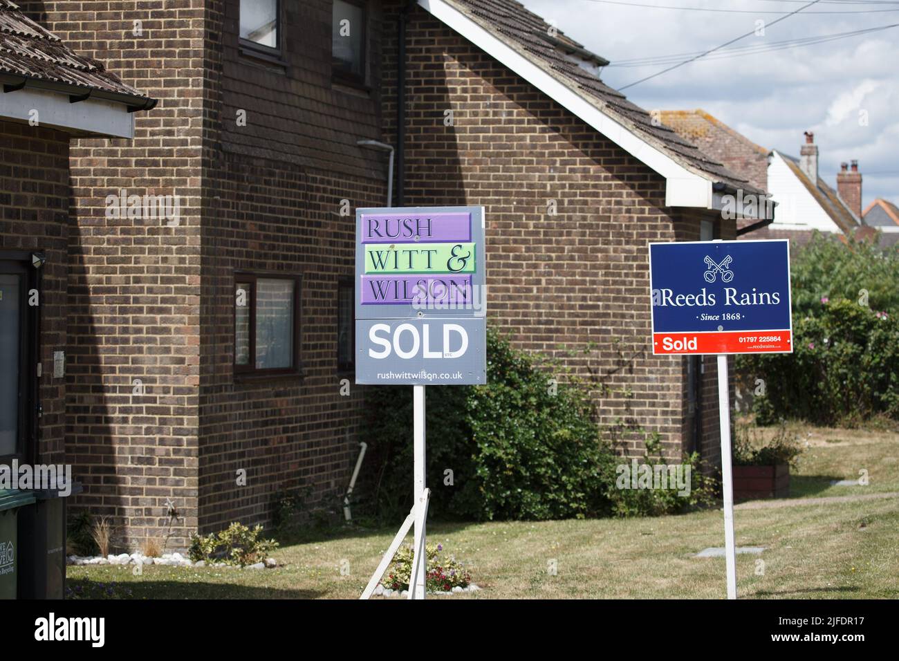 Verkaufte Zeichen des lokalen Grundstücks, Camber, East sussex, großbritannien Stockfoto