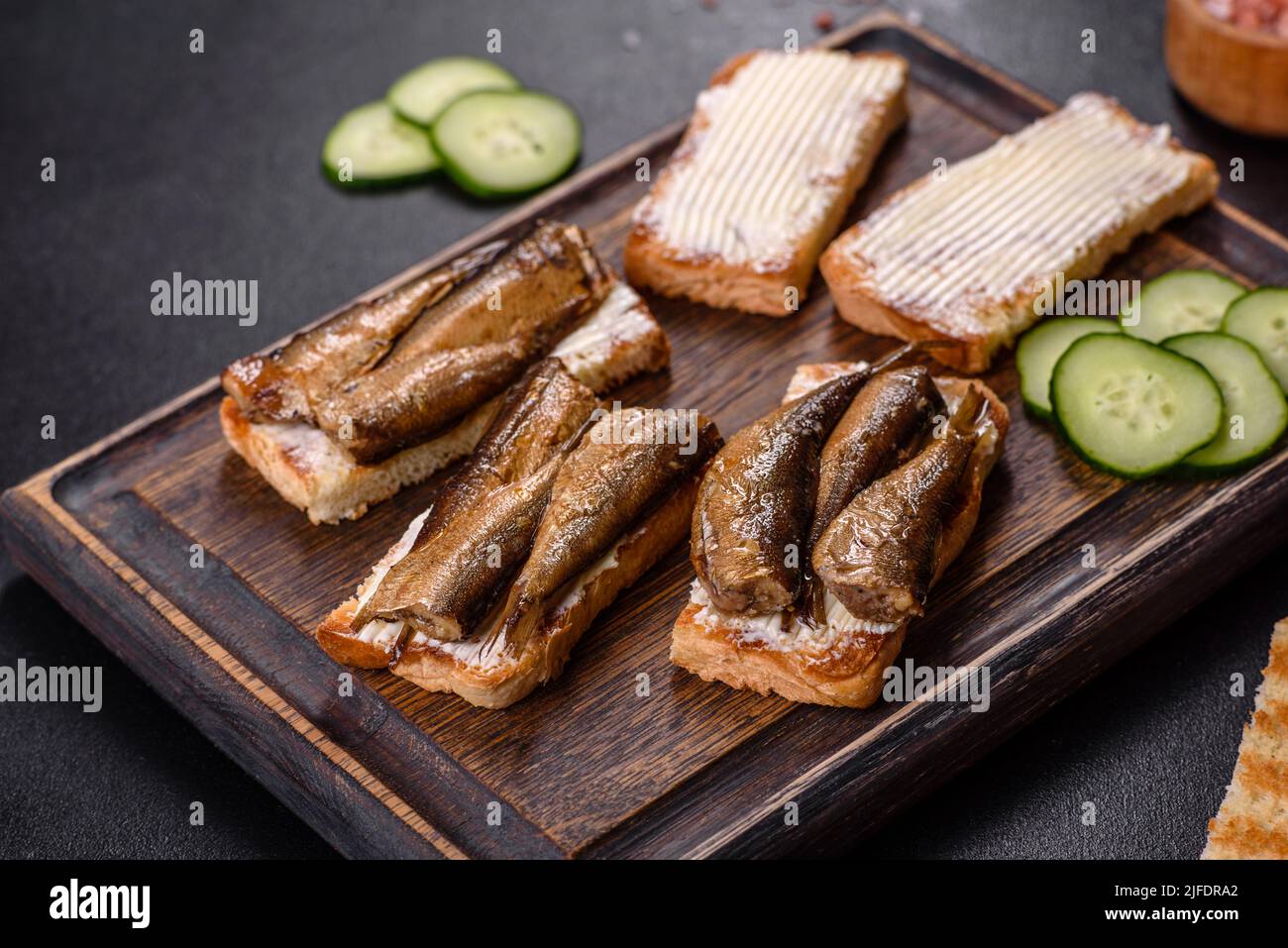Köstliches frisches Sandwich mit Sprossen mit knusprigem Toast, Butter ...