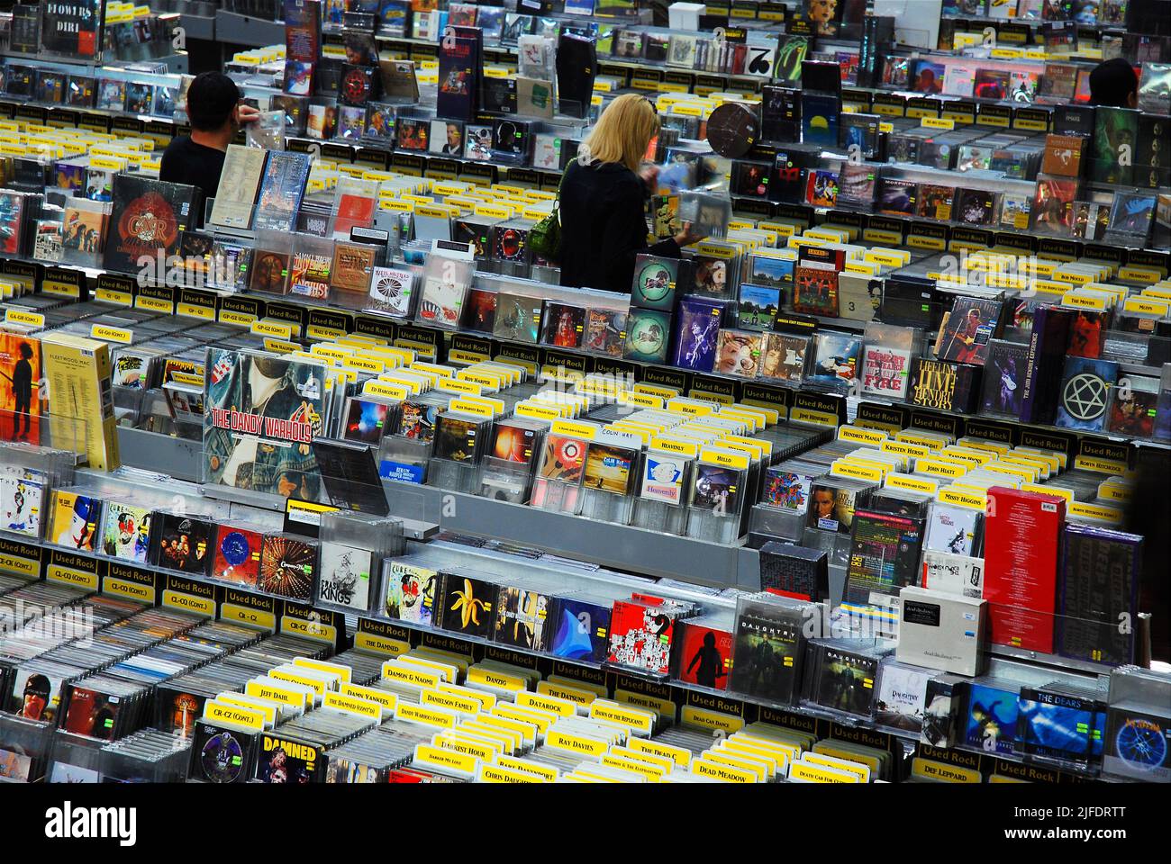 In Amoeba Music, einem legendären Plattenladen in Los Angeles, suchen die Leute nach Alben ihrer Lieblingsmusikkünstler Stockfoto