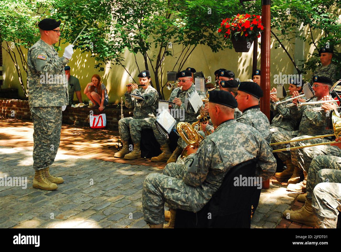 Eine militärische Blaskapelle, die in Armeekleidung und Tarnung gekleidet ist, gibt im Betsy Ross House in Philadelphia eine mitreißende Aufführung patriotischer Lieder Stockfoto