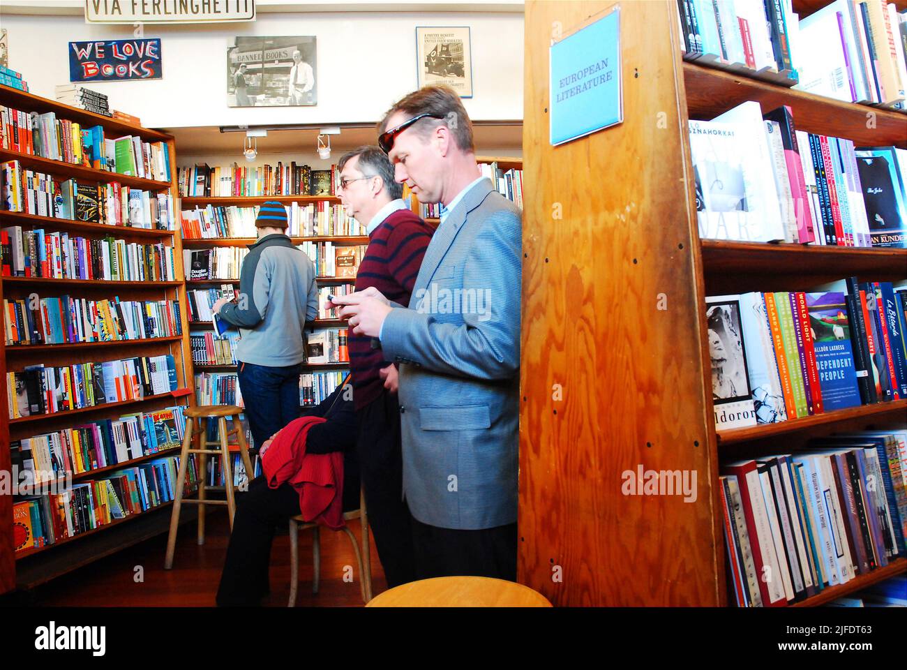 Ein erwachsener Mann kauft Bücher in den vielen Regalen im City Lights Bookstore in San Francisco, der von Jack Kerouac und Allen Ginsburg berühmt gemacht wurde Stockfoto