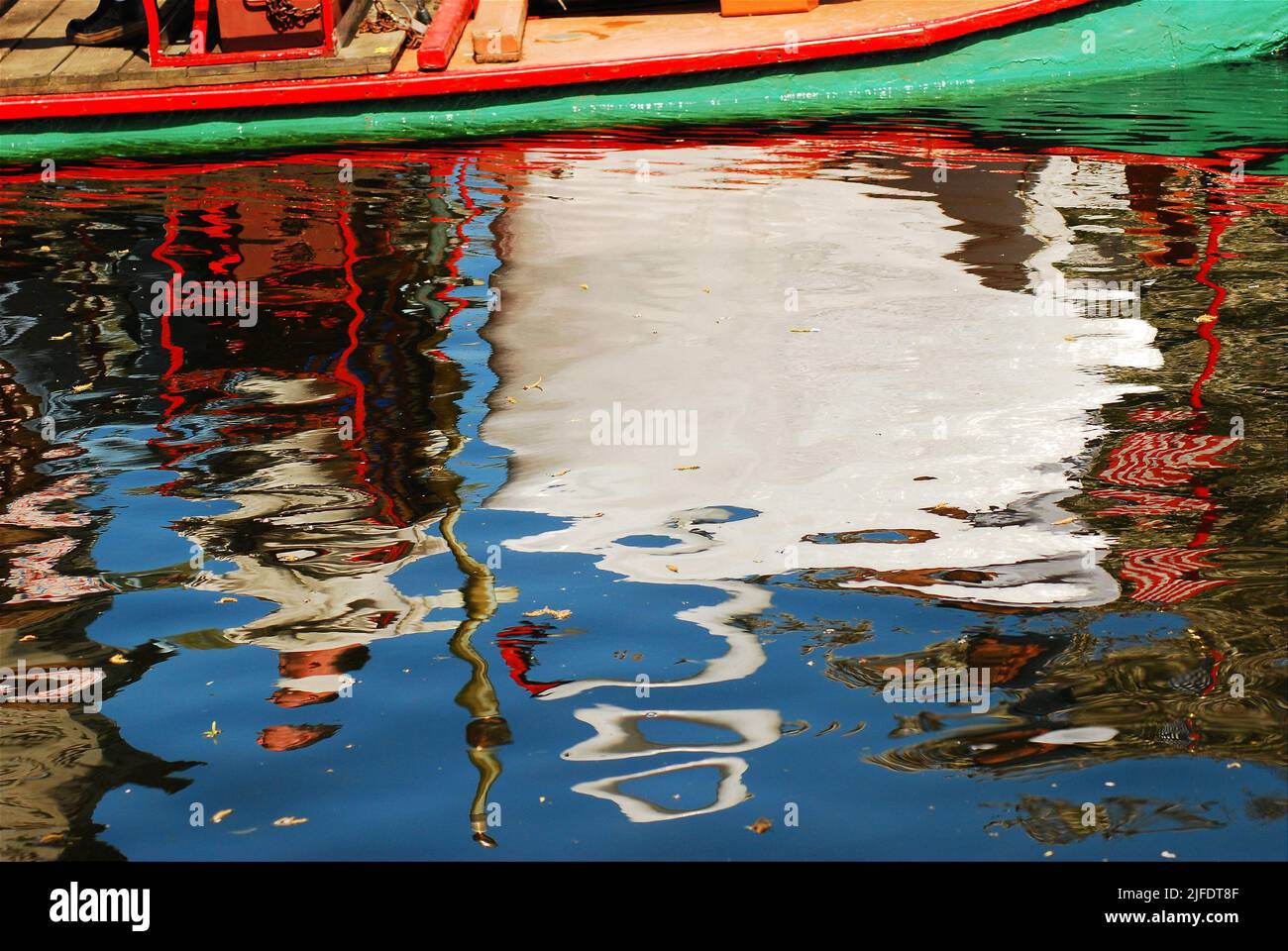 Die Spiegelungen eines Schwanenbootes im Boston Publik Garden, in der Nähe des Boston Common, erzeugen ein abstraktes Bild in den Wellen des Wassers der Lagune Stockfoto
