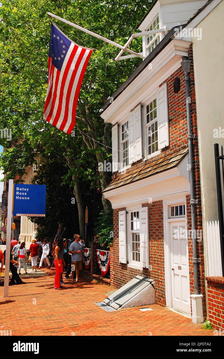 Das Betsy Ross House, ein historisches Backsteinhaus in Philadelphia, soll die Heimat der Näherin sein, die, so die Legende, die erste amerikanische Flagge genäht hat Stockfoto