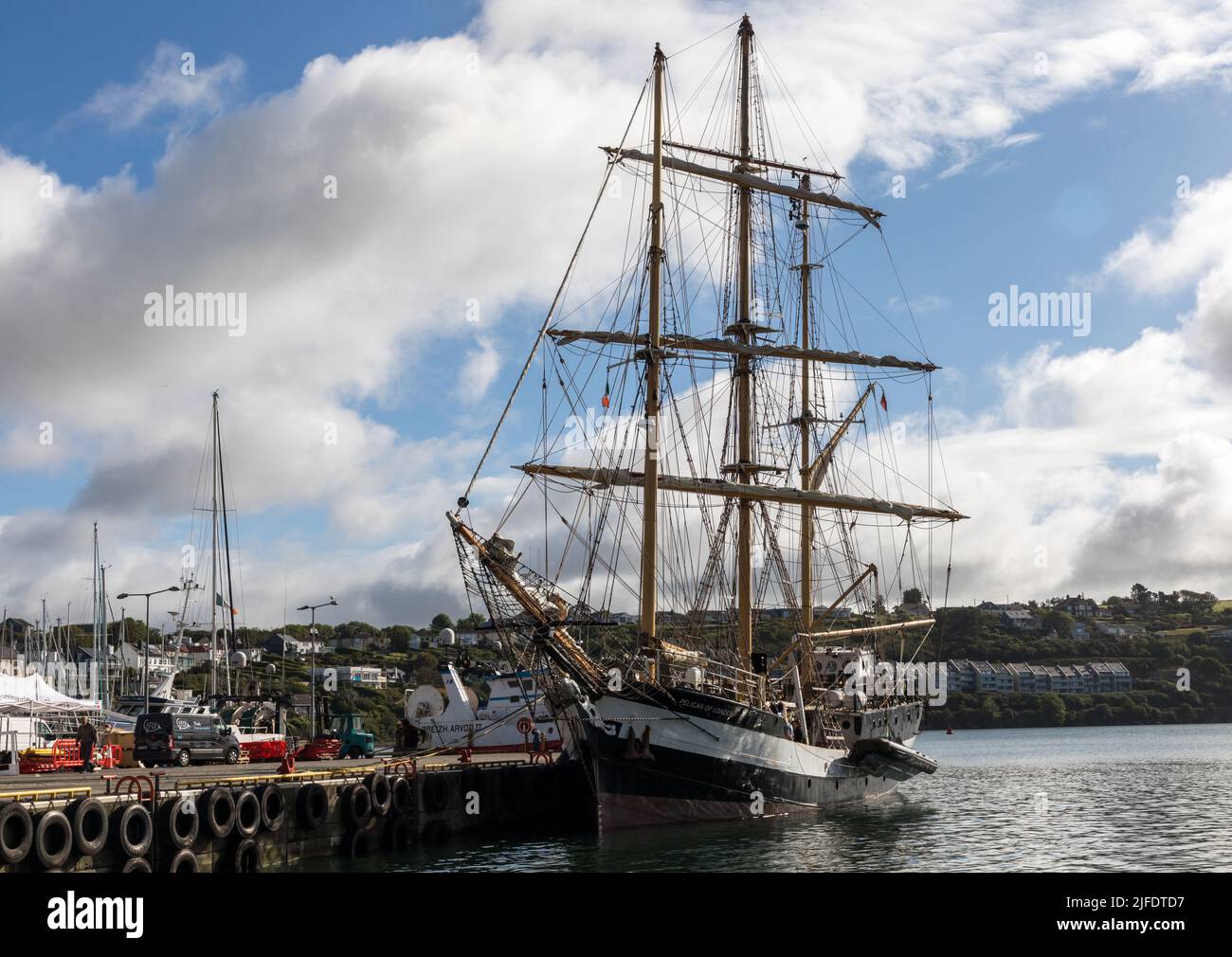 Kinsale, Cork, Irland. 02.. Juli 2022. Das Barquentin-Segeltrainingsschiff Pelican aus London wurde am Kai in Kinsale, Co. Cork, Irland, gebunden. - Credit; David Creedon / Alamy Live News Stockfoto