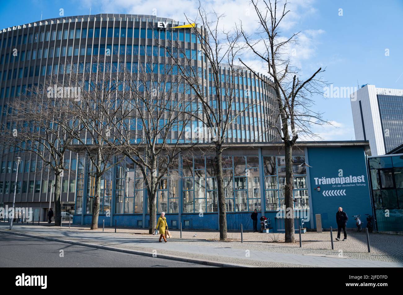 10.03.2022, Berlin, Deutschland, Europa - Traenenpalast, die ehemalige Grenzübergangsstation am Bahnhof Friedrichstraße und Spreedreick. Stockfoto