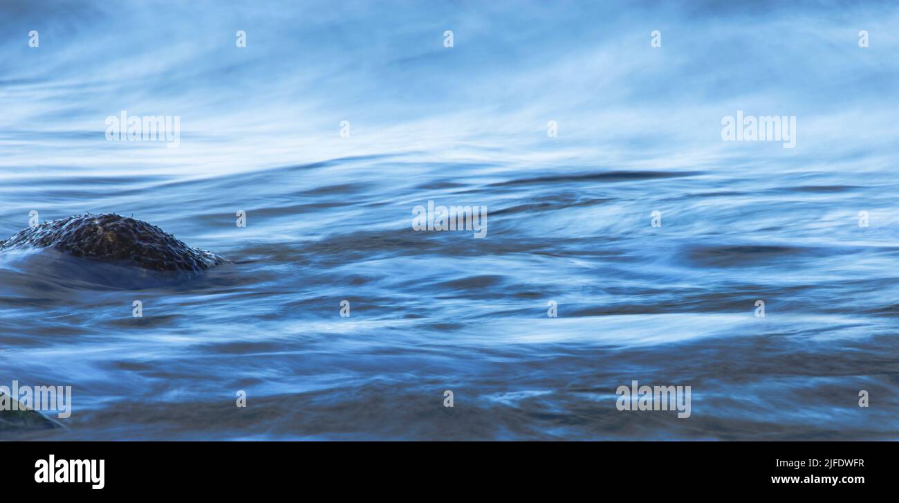 Blaues ruhiges Meerwasser, beruhigend, entspannend, Hintergrund oder Schlagzeile im Großformat Stockfoto