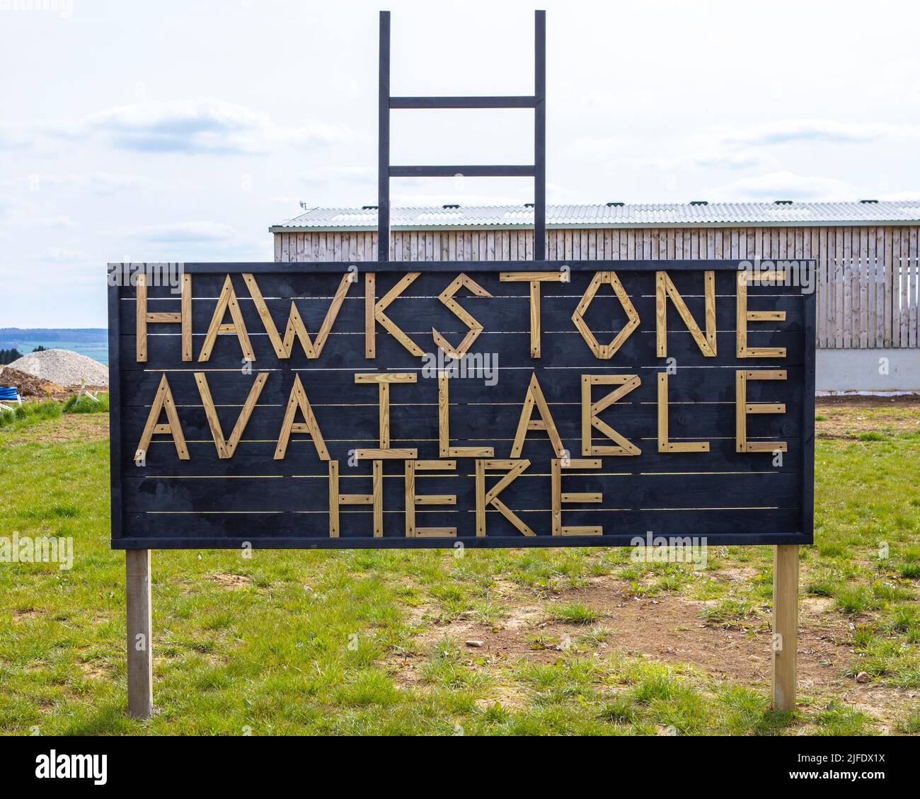 Chipping Norton, Großbritannien - 10. 2022. April: Schild mit der Werbung für Hawkstone Lager - das Getränk, das von Jeremy Clarkson in seinem Diddddly Squat Farm-Laden kreiert wurde Stockfoto