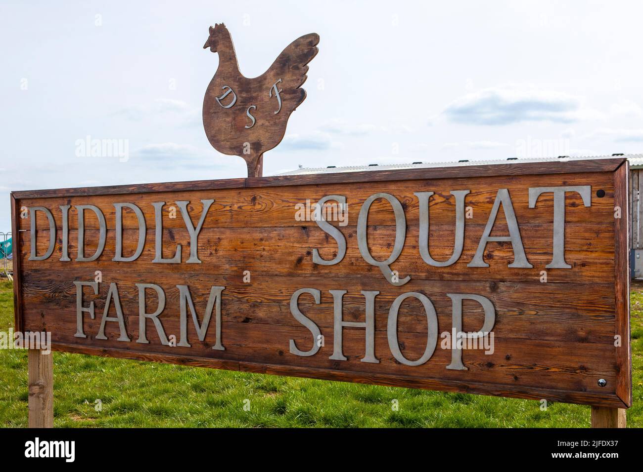 Chipping Norton, Großbritannien - 10. 2022. April: Schild am Eingang zum Diddly Squat Farm Shop - im Besitz und berühmt gemacht von Jeremy Clarkson, in Chipping Stockfoto
