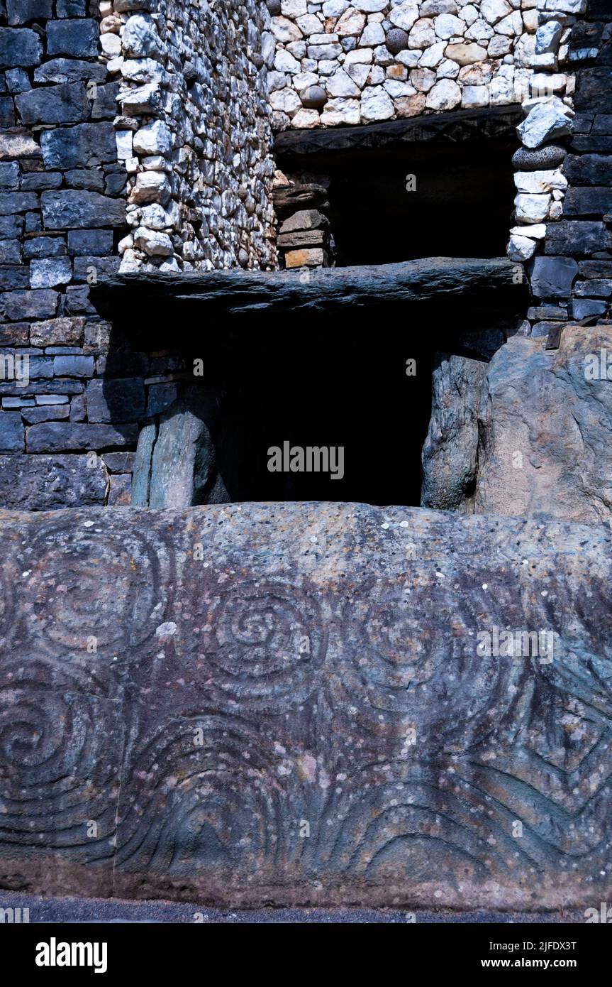 Der steinzeitliche Eingang zu Newgrange in Irland ist mit Megalithkunst bedeckt. Stockfoto