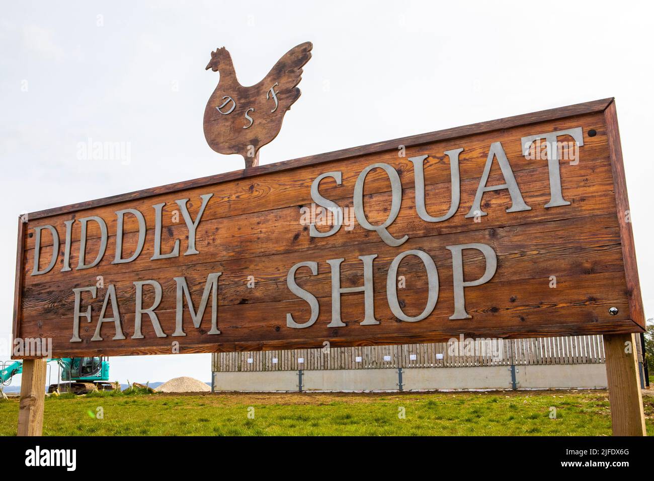 Chipping Norton, Großbritannien - 10. 2022. April: Schild am Eingang zum Diddly Squat Farm Shop - im Besitz und berühmt gemacht von Jeremy Clarkson, in Chipping Stockfoto