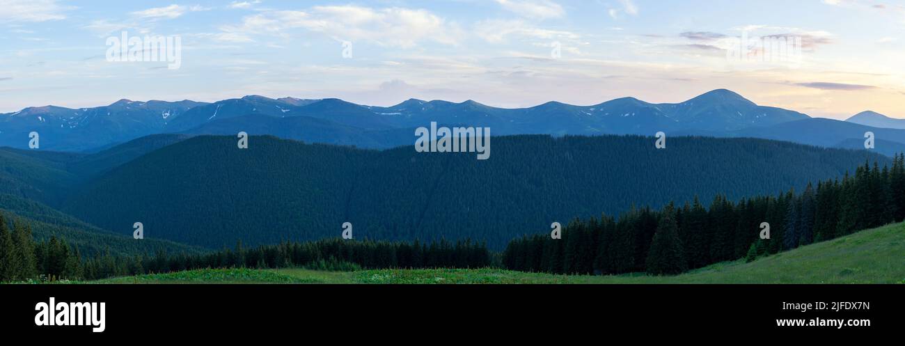 Der Hoverla-Gipfel der ukrainischen Karpaten hängt vor dem Hintergrund des Himmels und der Wolken Stockfoto