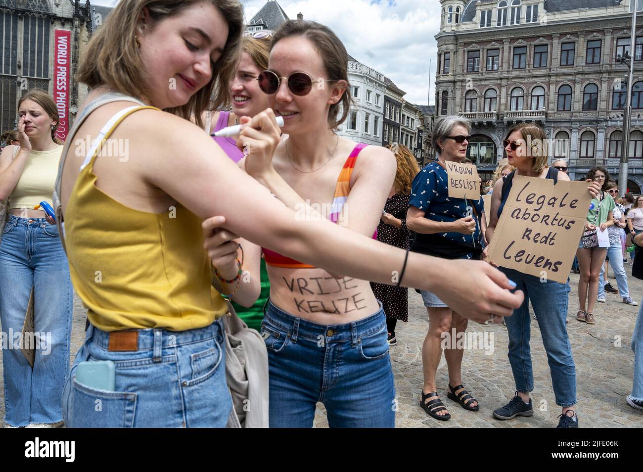 Amsterdam, Niederlande. 02.. Juli 2022. 2022-07-02 12:04:14 AMSTERDAM - Demonstranten auf dem Dam-Platz sprechen sich für das Abtreibungsgesetz im niederländischen Recht aus. Aufgrund der Entscheidung des Obersten Gerichtshofs der Vereinigten Staaten, das verfassungsmäßige Recht auf Abtreibung zu beenden, steht das Thema in den Niederlanden erneut im Rampenlicht. ANP EVERT ELZINGA netherlands Out - belgium Out Credit: ANP/Alamy Live News Stockfoto