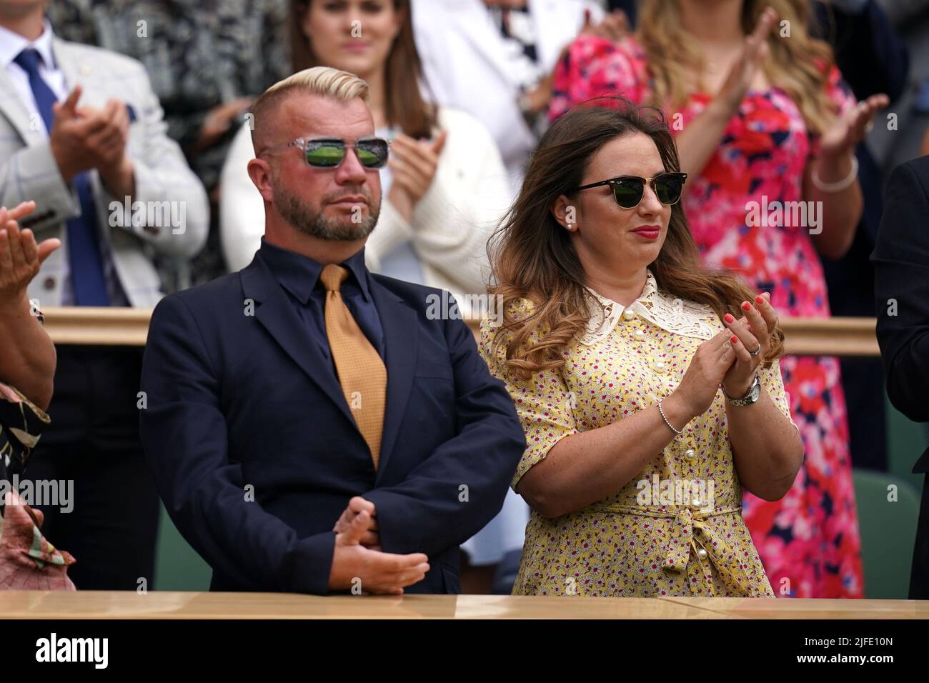 Sir Lee Pearson (links) in der Royal Box am sechsten Tag der Wimbledon Championships 2022 beim All England Lawn Tennis and Croquet Club, Wimbledon. Bilddatum: Samstag, 2. Juli 2022. Stockfoto