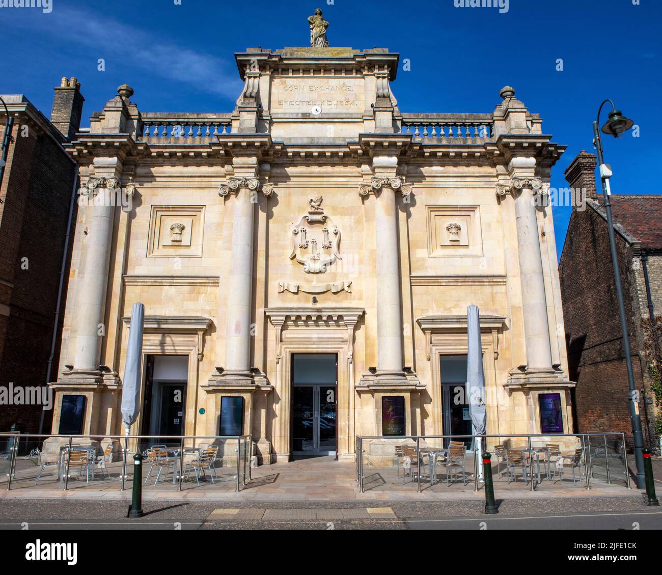 Norfolk, Großbritannien - 8. 2022. April: Das Äußere der Kings Lynn Corn Exchange in der Stadt Kings Lynn in Norfolk, Großbritannien. Stockfoto