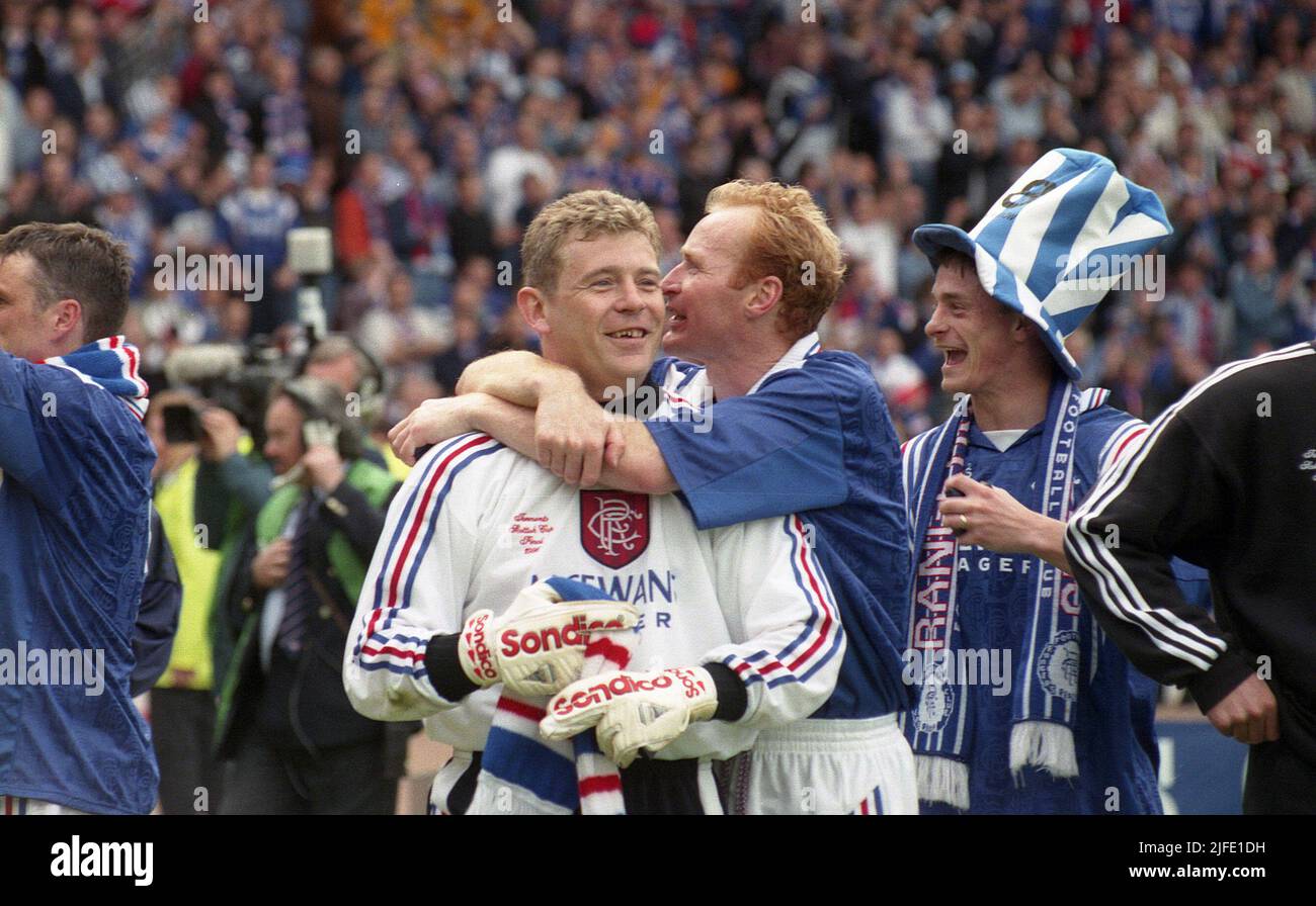 2.. Juli 22 Rangers & Scotland Torwart Andy Goram, der im Alter von 58 Jahren gestorben ist, starb nach einem kurzen Krebs SCOTTISH CUP FINALE 18. Mai 1996, im Hampden Park in Glasgow Eine UMARMUNG FÜR RANGERS TORWART ANDY GORAM VON TEAMKOLLEGE JOHN BROWN NACH dem 1996 CUP FINALSIEG ÜBER HERZEN Stockfoto