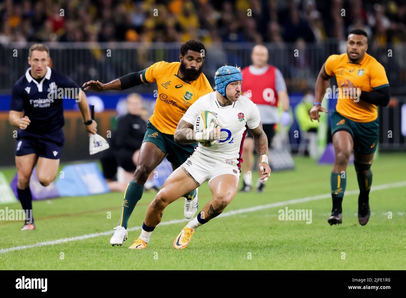 Perth, Australien, 2. Juli 2022. Jack Nowell aus England läuft mit dem Ball während des internationalen Rugby-Testspieles zwischen den australischen Wallabies und England im Optus Stadium am 02. Juli 2022 in Perth, Australien. Quelle: Graham Conaty/Speed Media/Alamy Live News Stockfoto