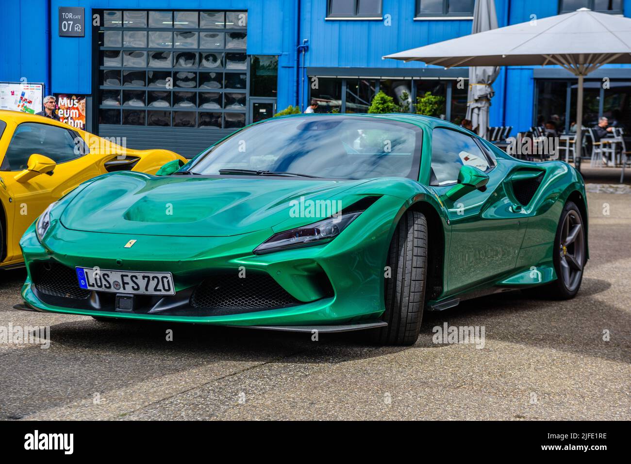 SINSHEIM, DEUTSCHLAND - MAI 2022: Grüner Smaragd mint Ferrari F8 Typ F142MFL Stockfoto