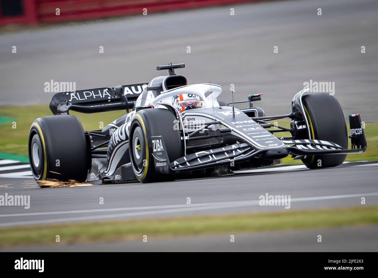 Silverstone, Großbritannien. Silverstone, Großbritannien. 02.. Juli 2022. 2.t. Juli 2022, Silverstone Circuit, Silverstone, Northamptonshire, England: Britischer F1 Grand Prix, Qualifying Sessions: Funken fliegen von Scuderia Alpha Tauri-Fahrer Pierre Gasly in seinem AlphaTauri-RBPT AT03 Credit: Action Plus Sports Images/Alamy Live News Credit: Action Plus Sports Images/Alamy Live News Stockfoto