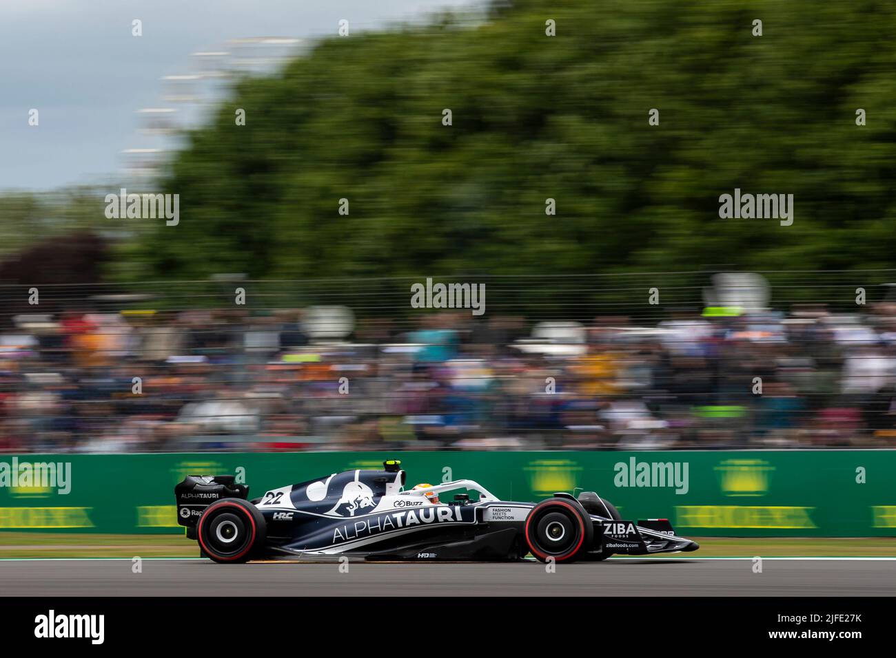 Silverstone, Großbritannien. Silverstone, Großbritannien. 02.. Juli 2022. 2.t. Juli 2022, Silverstone Circuit, Silverstone, Northamptonshire, England: Britischer F1 Grand Prix, Qualifying Sessions: Funken fliegen von Scuderia Alpha Tauri-Fahrer Yuki Tsunoda in seinem AlphaTauri-RBPT AT03 Credit: Action Plus Sports Images/Alamy Live News Credit: Action Plus Sports Images/Alamy Live News Stockfoto